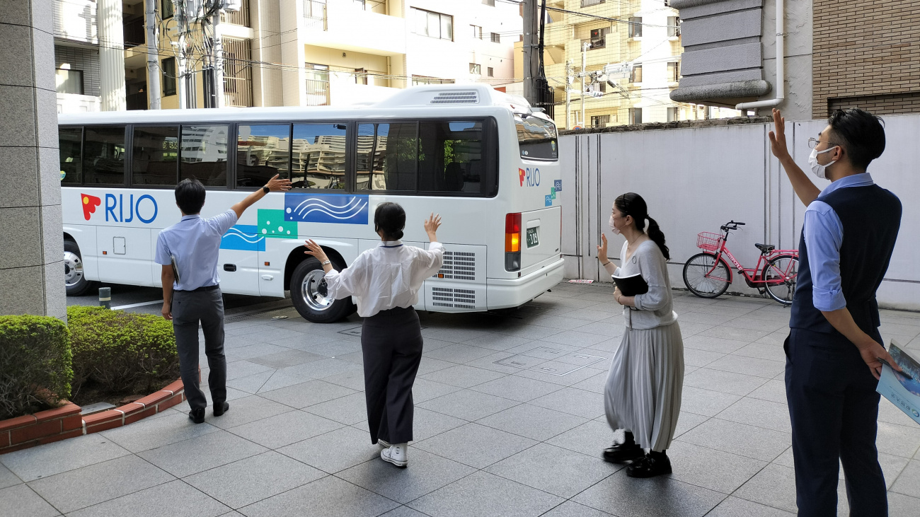留学生の乗ったバスをお見送り