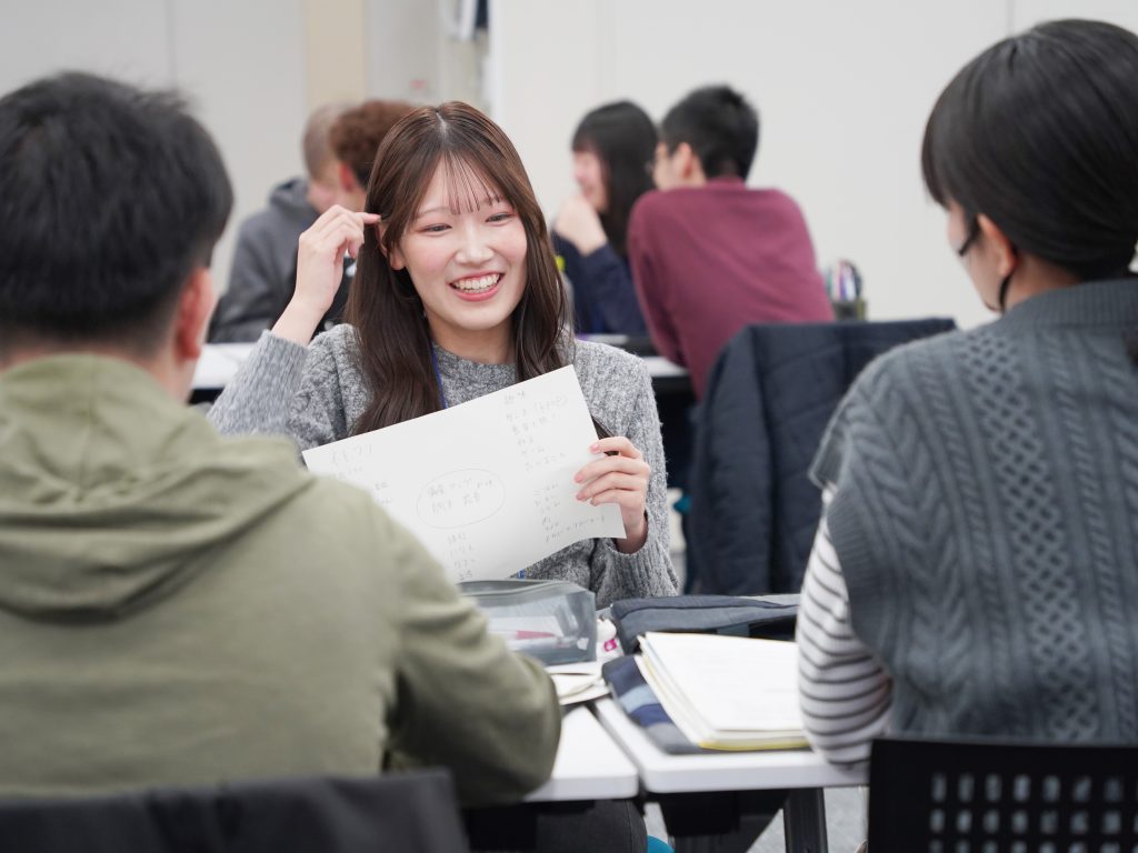 自己紹介をする新入生たち