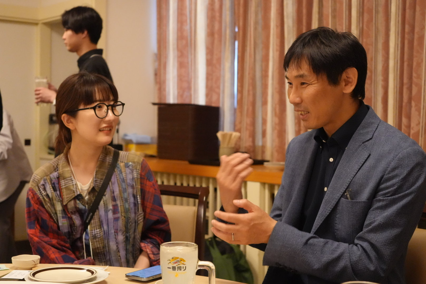 4年成毛さんが北海道安平町教育長とチームラボ取締役へのインタビュー