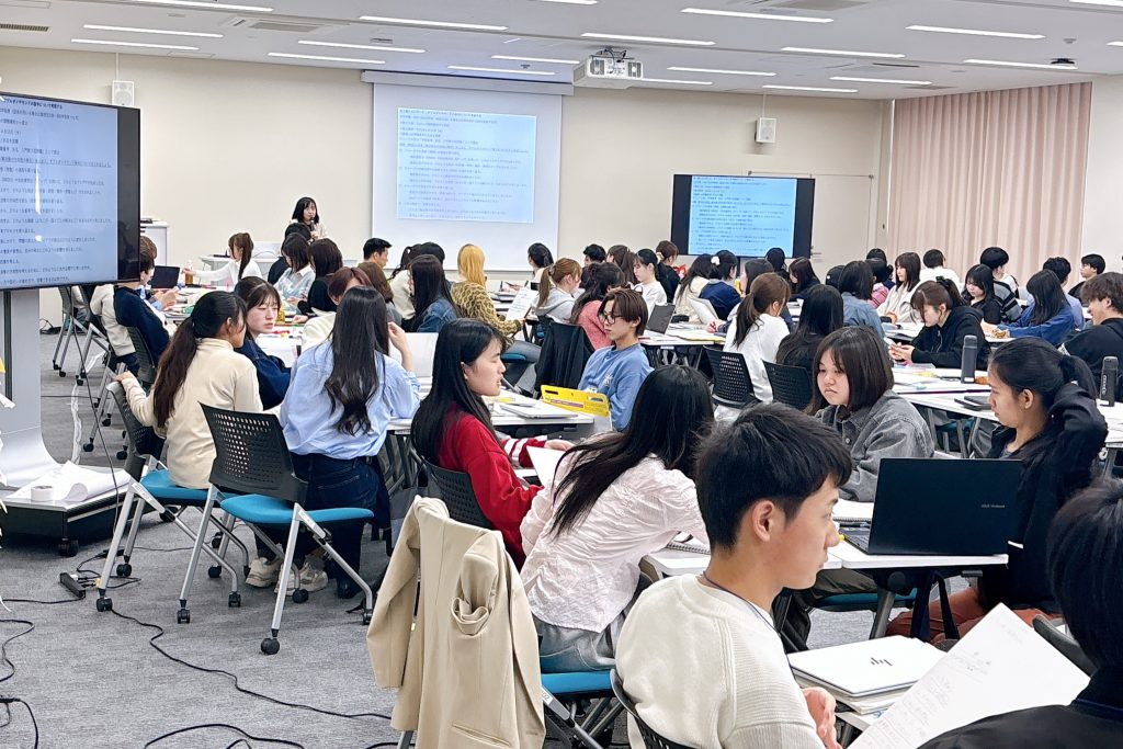 グループに分かれて課題を検討する様子