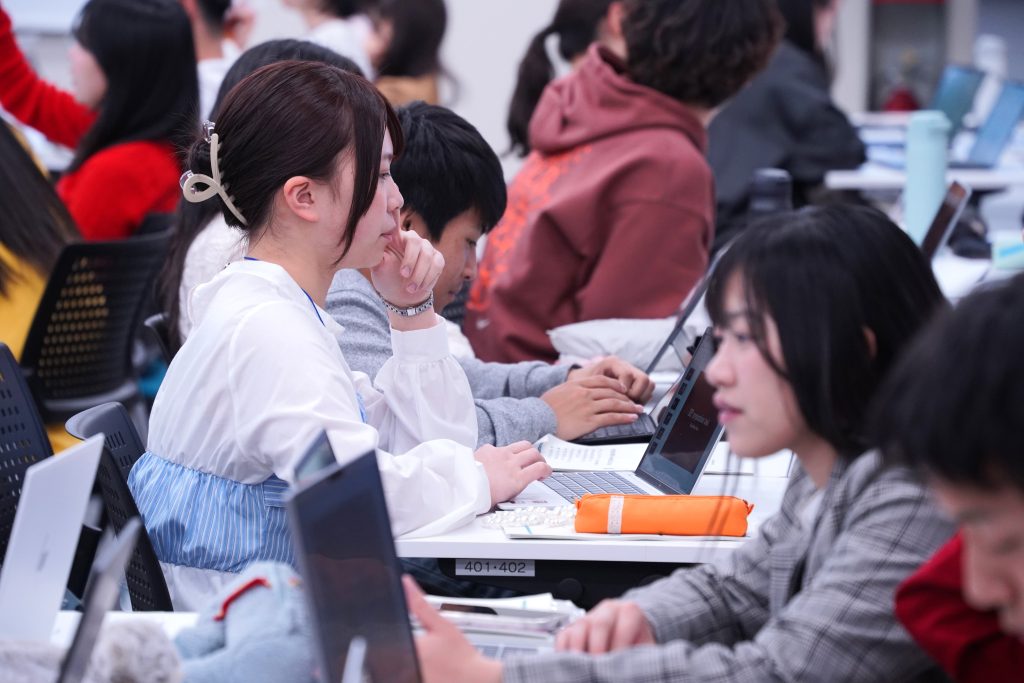 説明を聞きながら端末を操作する新入生の様子