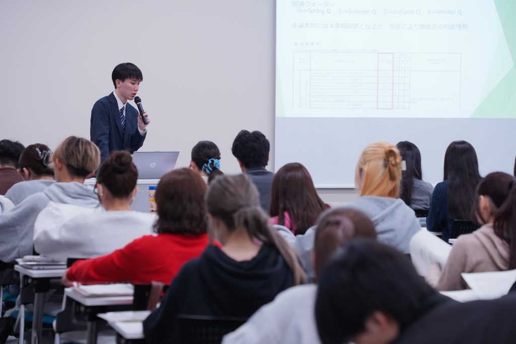 履修案内の説明を聞く新入生たち