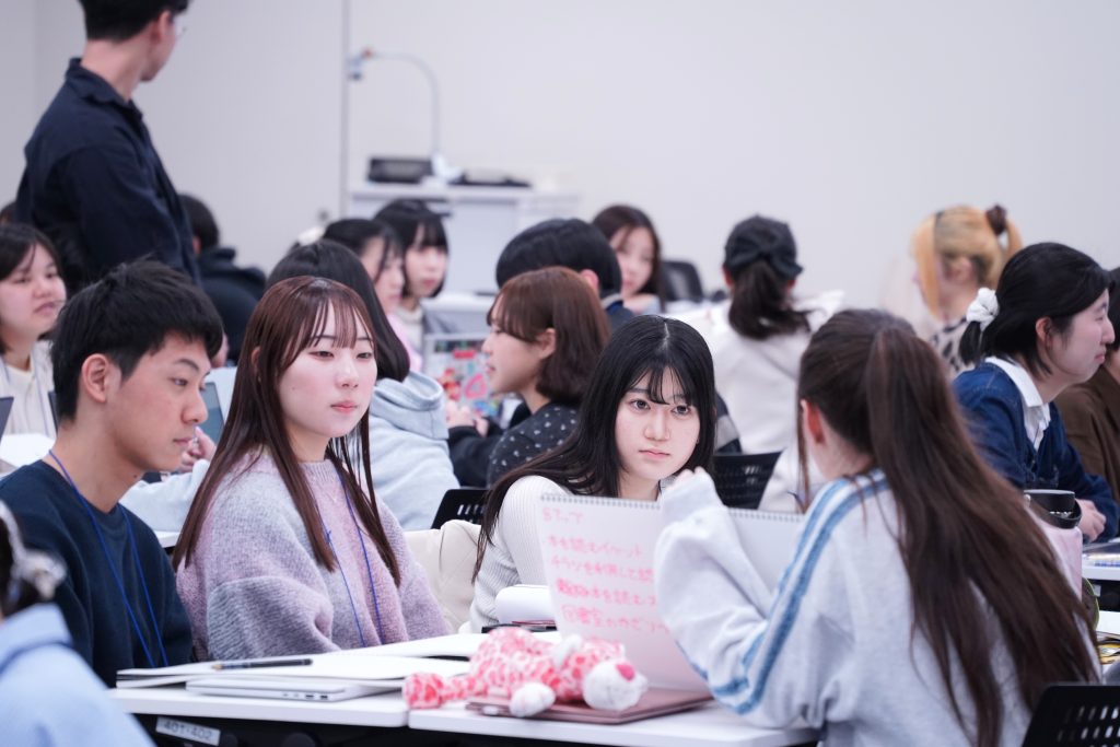 グループ内で順番に自らの考えを説明する様子