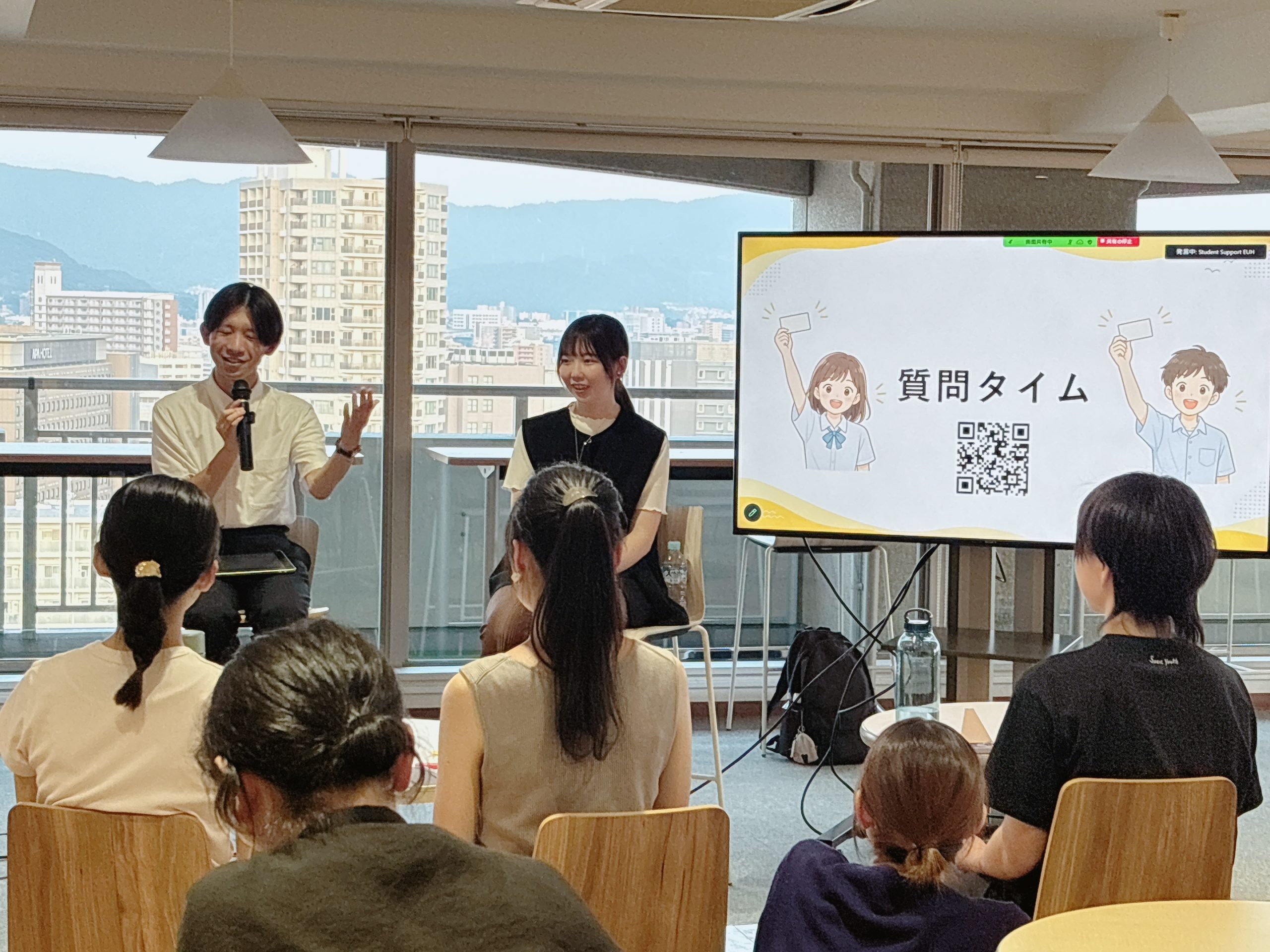質問タイムで卒業生が回答する様子