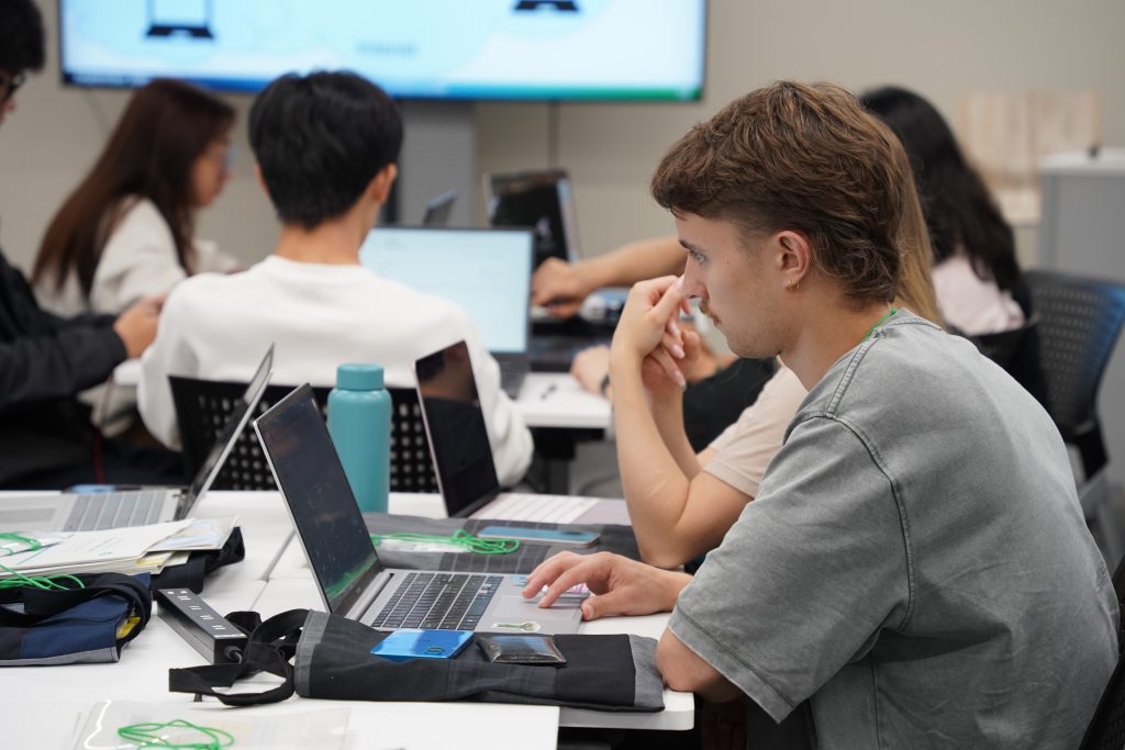 学内システムの利用方法について学ぶ様子